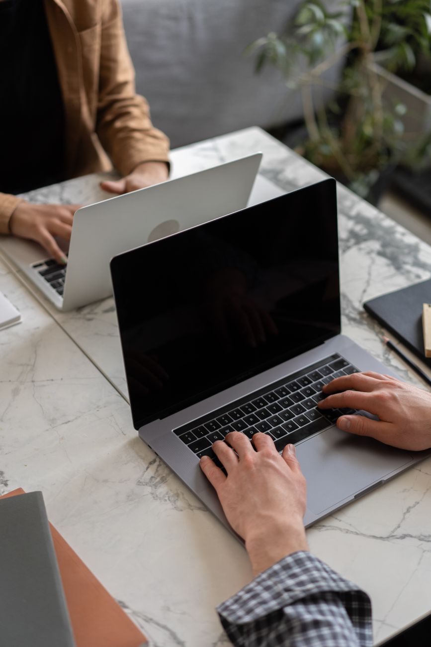 Ghid pentru alegerea unui laptop potrivit muncii de acasă