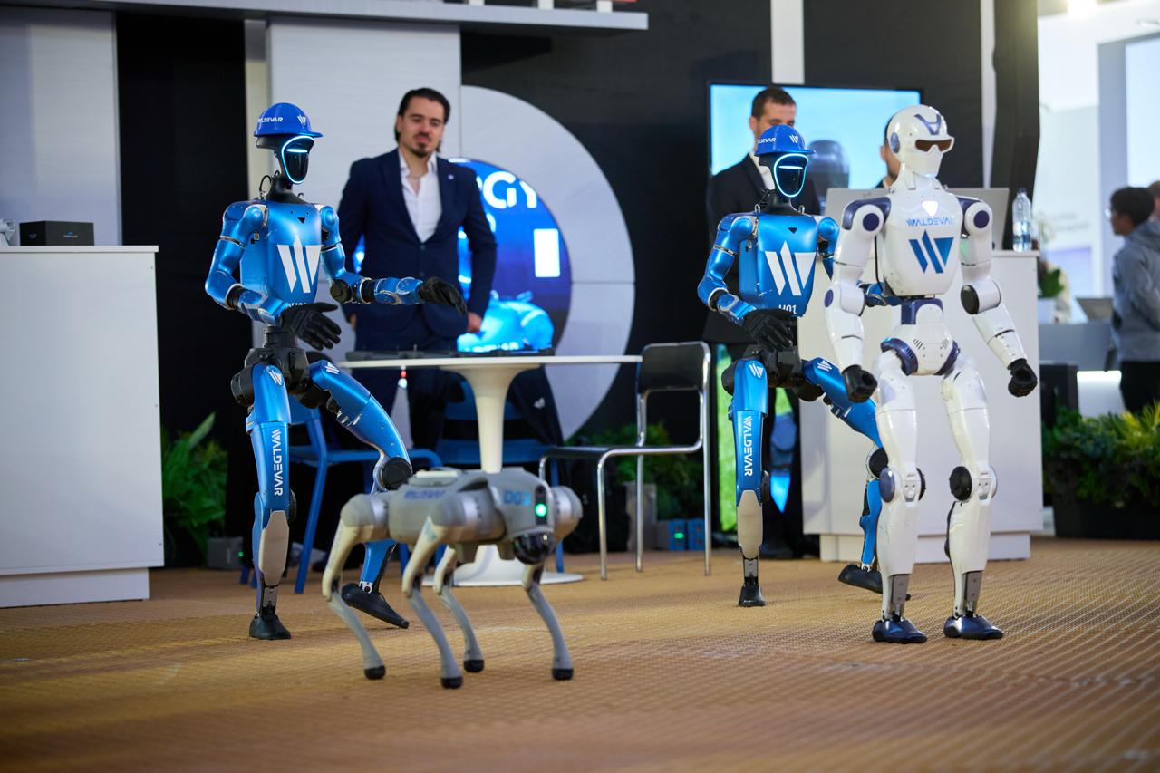 Roboți umanoizi și robot patruped în standul Waldevar Energy la ENERGY EXPO 2026